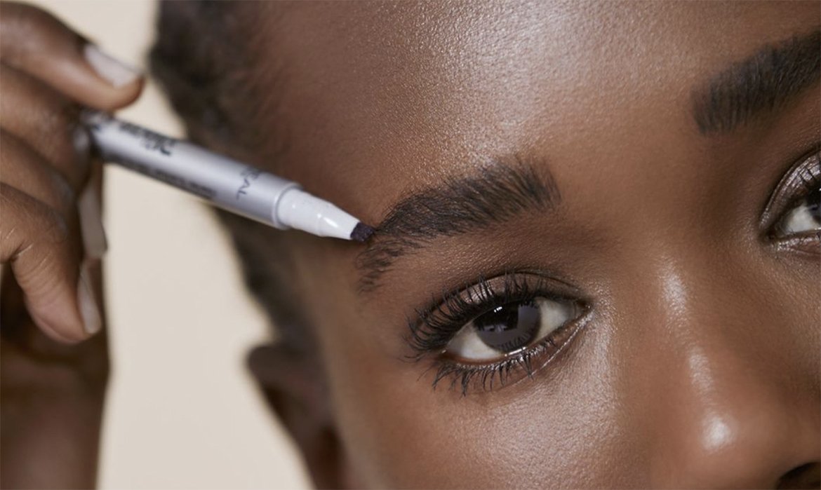 Las cejas laminadas no permiten zonas despobladas. Rellénalas con la ayuda del lápiz Micro Tatouage de la gama Unbelieva Brow de L’Oréal Paris.